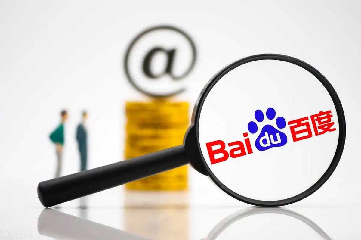 游客爬上泰山仙人桥悬空巨石